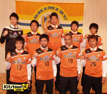 Shimizu agita la camiseta de la temporada 2011