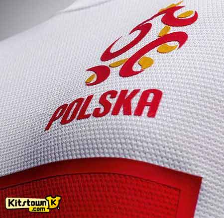 La nueva camiseta de la selección nacional polaca se une al emblema nacional