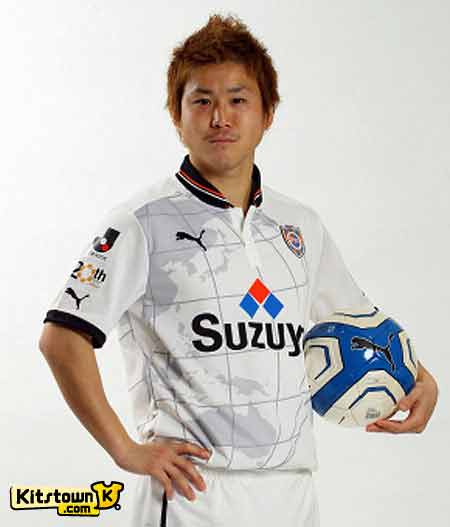 Shimizu agita la camisa de la Temporada 2012