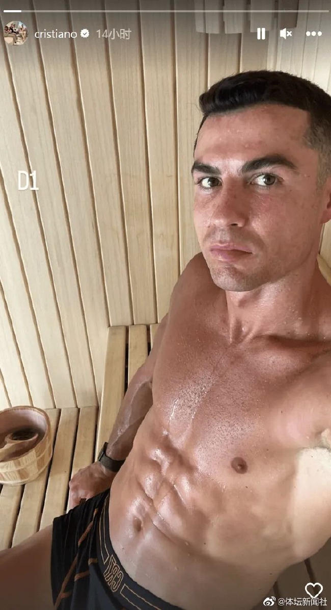 El vientre brillante de la sauna de Ronaldo no se parece en absoluto a un hombre de 38 años.