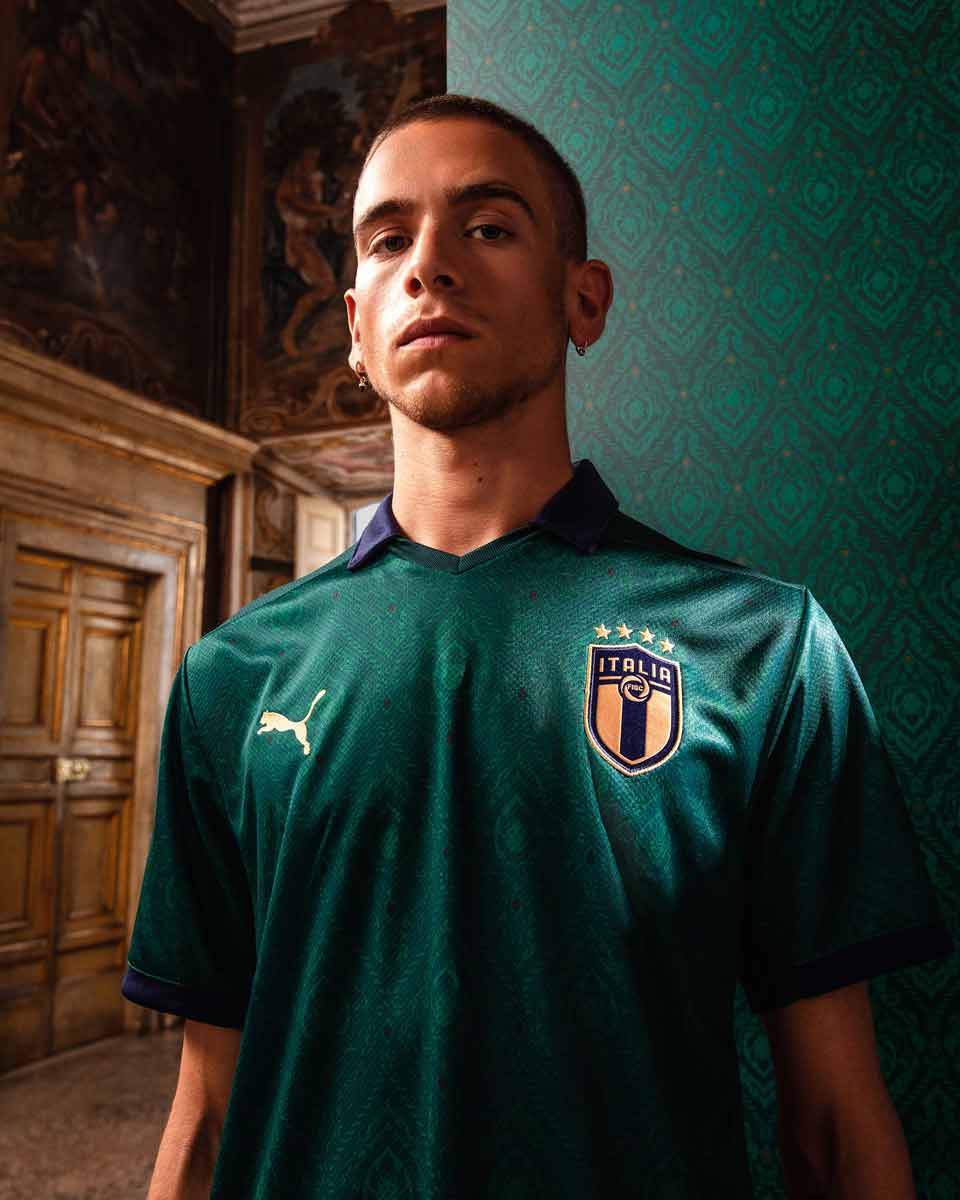 Segunda camisa de salida de Italia para la temporada 2019 - 20