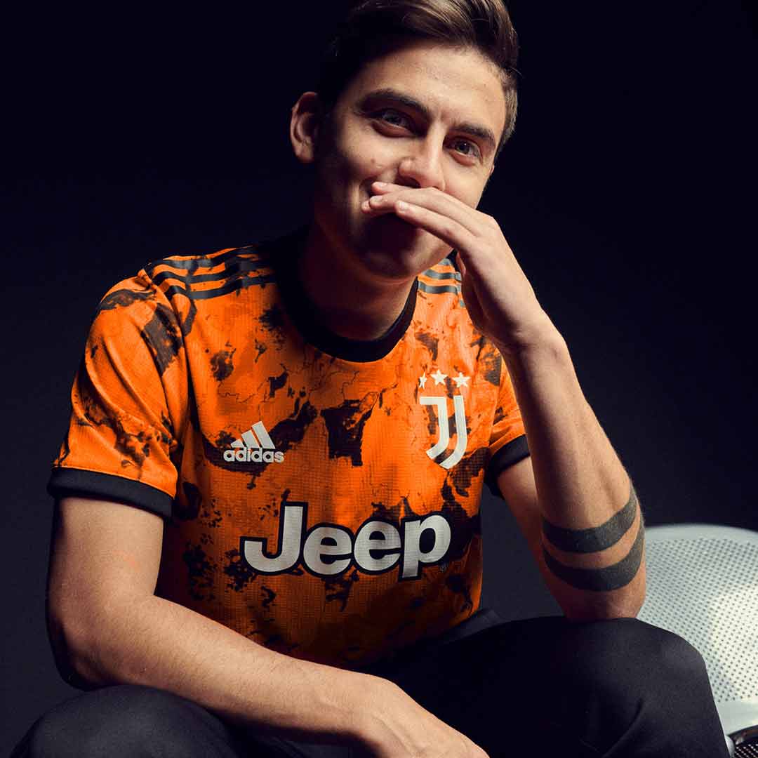 Segunda camisa de salida de Juventus para la temporada 2020 - 21