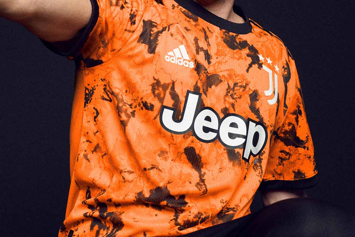 Segunda camisa de salida de Juventus para la temporada 2020 - 21