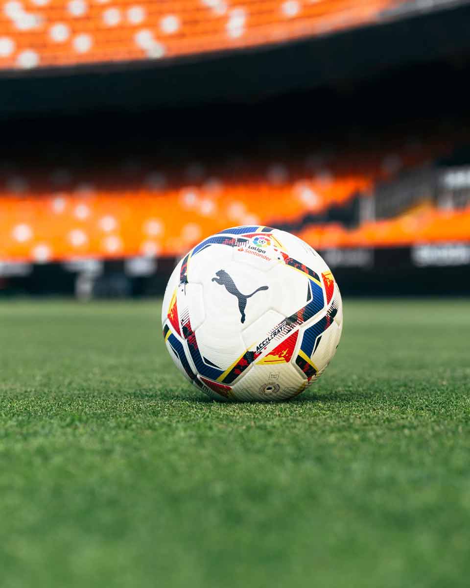 Bola oficial de la Liga española y de la Segunda División para la temporada 2020 - 21