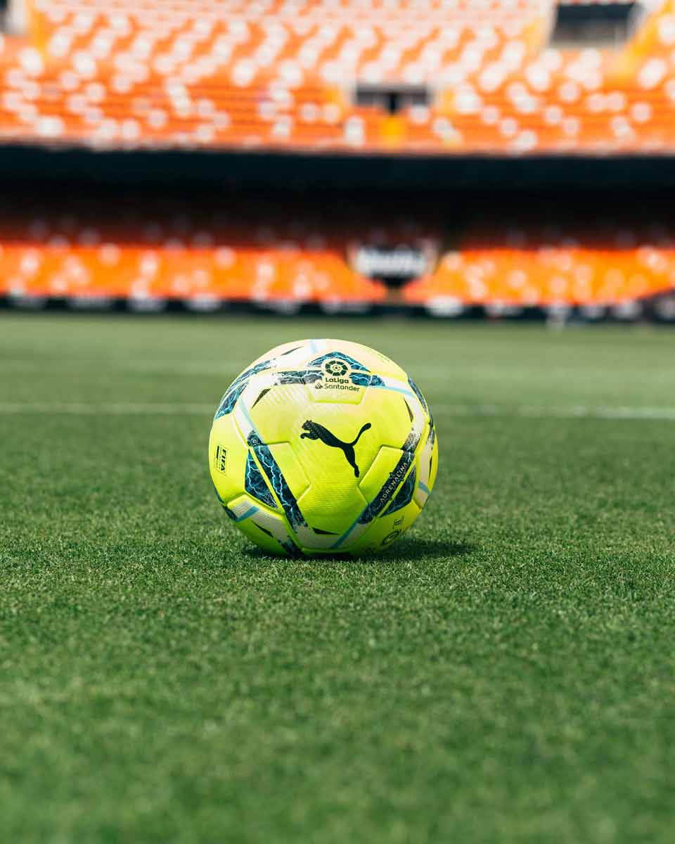 Bola oficial de la Liga española y de la Segunda División para la temporada 2020 - 21