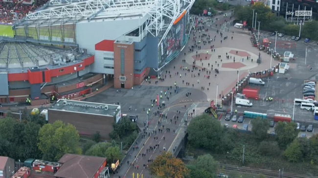 ¡Pincha el corazón! Los fans del Manchester United comenzaron a salir en el medio tiempo.