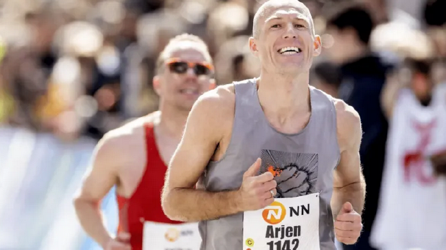 Robben, de 39 años, participa en el maratón de Rotterdam en 2 horas, 58 minutos y 33 segundos para completar todo el caballo.