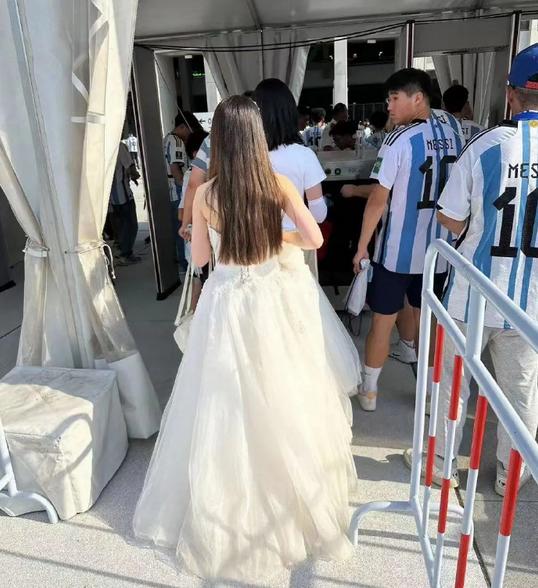 Argentina vs Australia Friendship bellezas usan vestidos de novia para ver la pelota