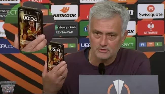 El papel pintado del teléfono móvil de Mu Shuai es en realidad una caricatura de su propio trofeo de la Asociación Europea de campeones.