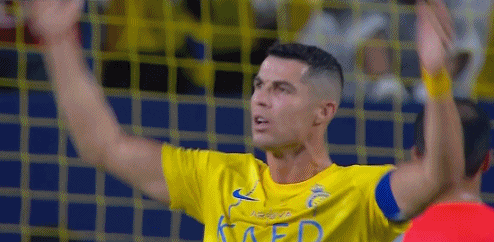 El superjugador saudí Ronaldo disparó de largo alcance para crear un peligro, Riad ganó 0 - 2 y sufrió dos derrotas consecutivas.
