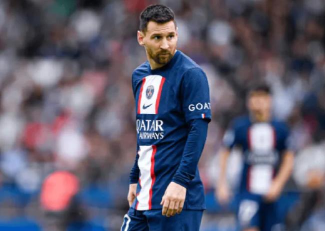 Messi anunció su salida del equipo esta madrugada y jugó en el canto del Cisne de París.