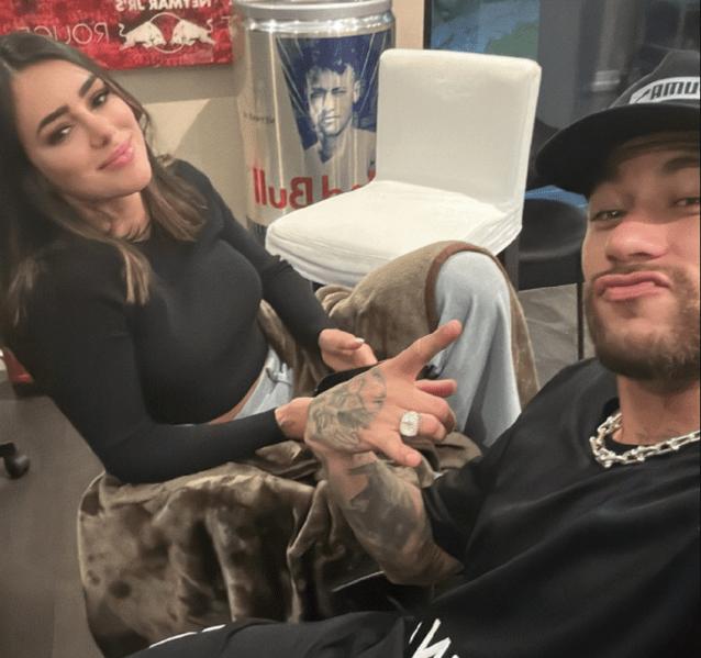 Neymar descarriló a su prometida después de un examen prenatal, y la celebridad de Internet femenina coincidió con el día de San valentín.