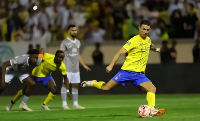 Superliga saudí - Ronaldo remate de penalti + asistencia a la victoria de Riad 2 - 1 seis victorias consecutivas