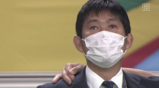 El entrenador japonés explicó que los ojos estaban llenos de lágrimas antes del partido: no podía soportar escuchar el himno nacional