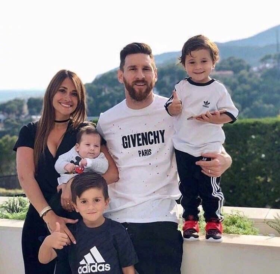 La familia de Messi regresa a Barcelona de vacaciones y el próximo año volverá a jugar en Barcelona en las condiciones adecuadas.