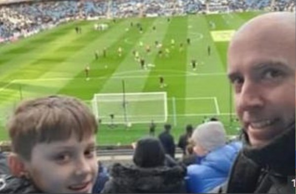 Los fans de padre e hijo saltaron dos veces para ver a Ronaldo pasar 3.000 libras en el juego.