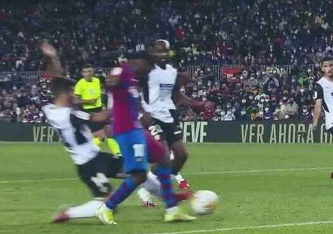 El jugador de Valencia bombardea al árbitro.
